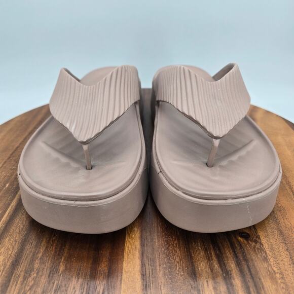 Crocs Sandals Womens 9 Taupe Groove Thong Slip On Platform Comfort Flip Flops - Picture 2 of 8